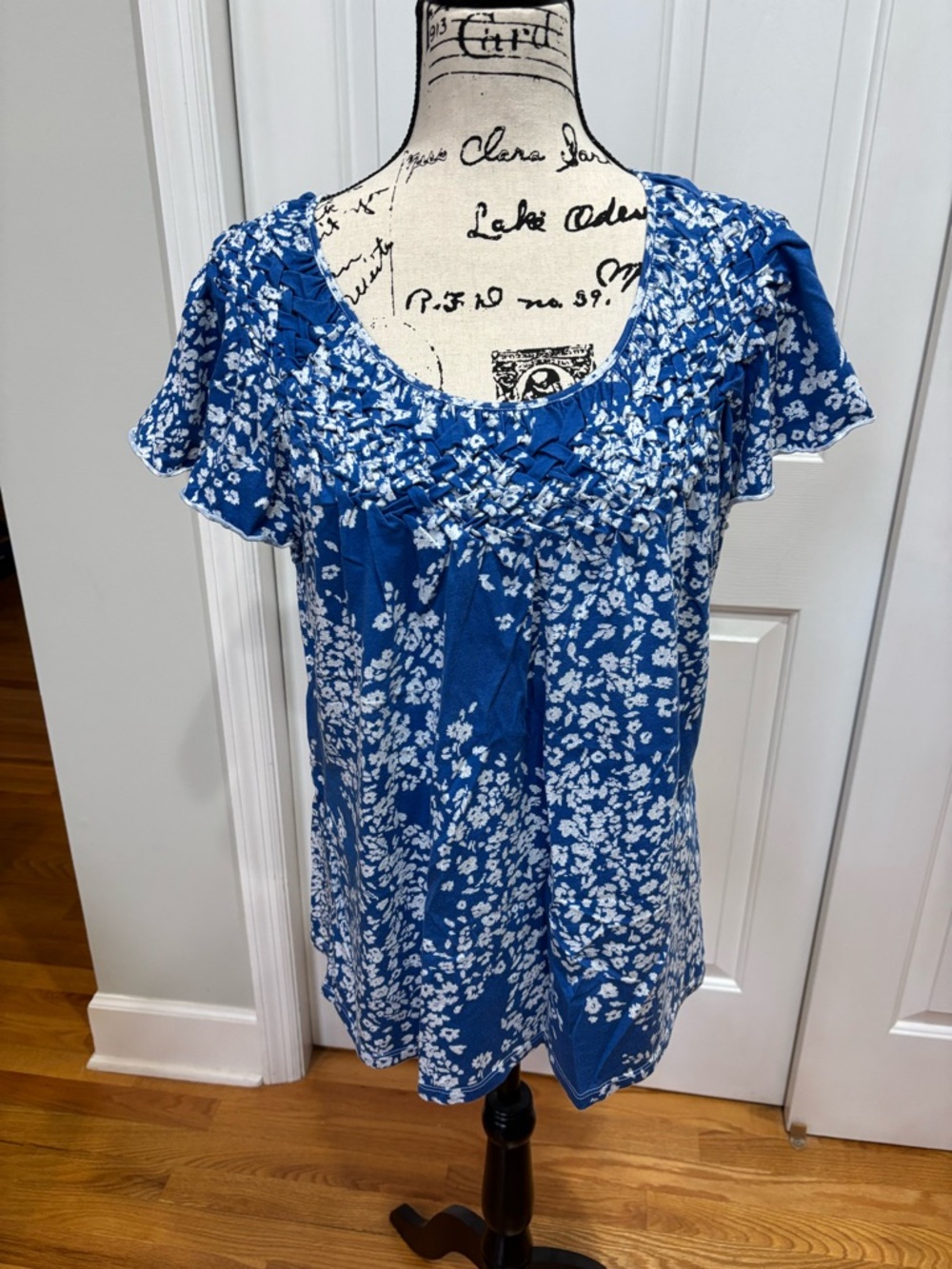 Style & Co. Blue and White Floral Short Sleeve Top EUC